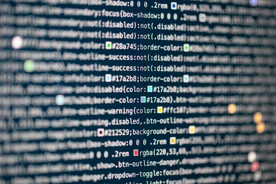 Close-up van regels code op een donker scherm