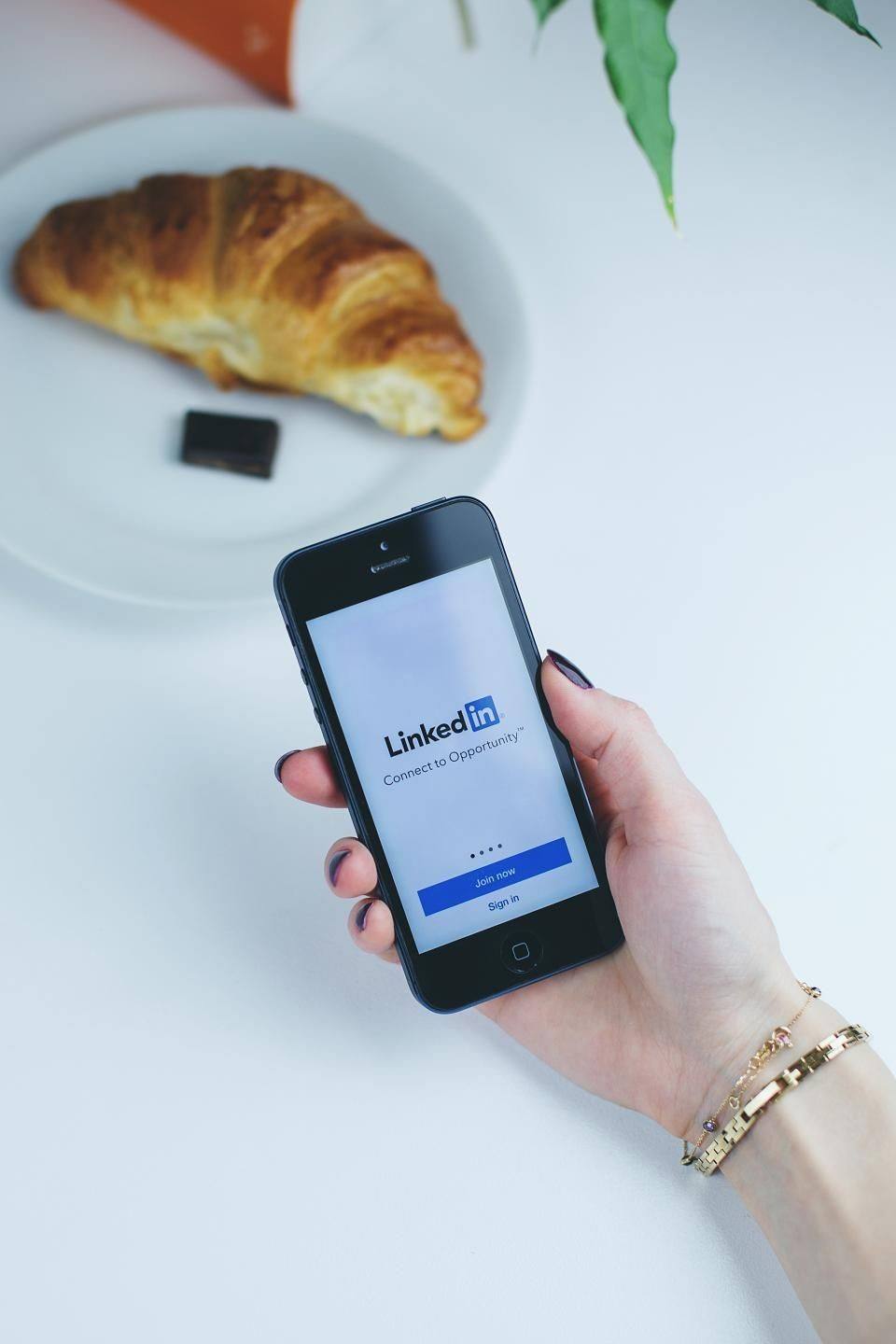 Iemand gebruikt een app op een telefoon